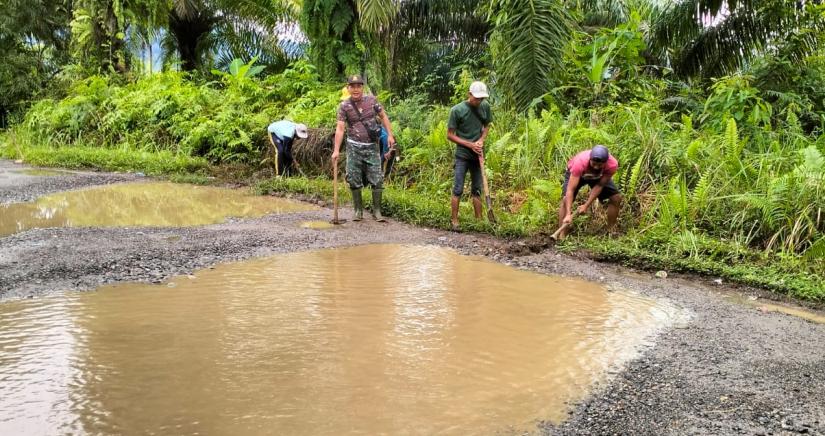 Kades Dan Masyarakat Gotong Royong