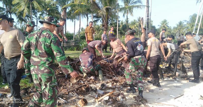 TNI, POLRI Besrta Pemerintah Desa