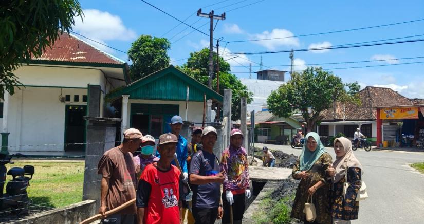 Pemdes Pasar Lama Bersama Warga Lakukan Normalisasi Siring di Jalan Desa